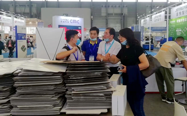 新印自動(dòng)片穿提手機(jī)在上海電子商務(wù)包裝展受關(guān)注